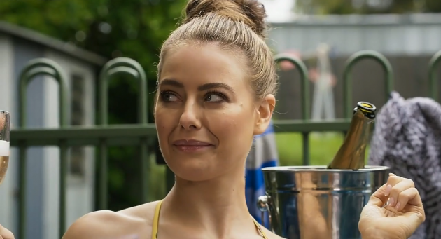 Sosedje, Chloe Brennan