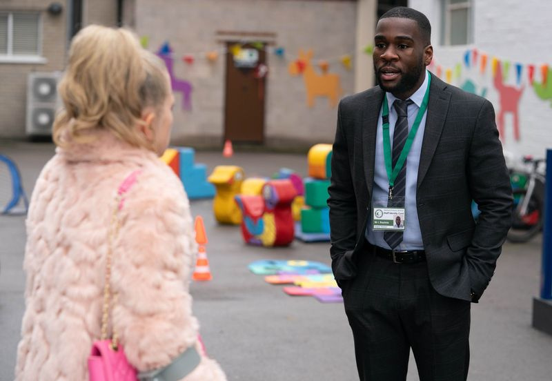 Isaac entschlüsselt eine Situation in der Schule in EastEnders