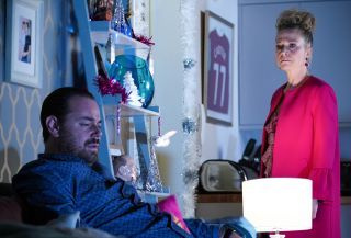 EastEndersin spoilerit: Mick Carter työntää Lindan Maxin syliin?
