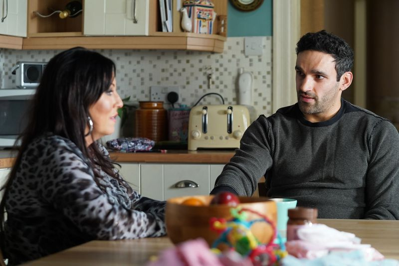 Kat Moon se odpre Kushu Kazemiju v EastEnders