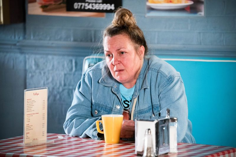 Karen se encaixa no café em EastEnders