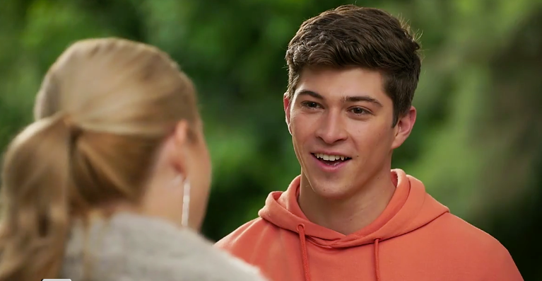 Rose Walker ja Hendrix Greyson filmis Naabrid