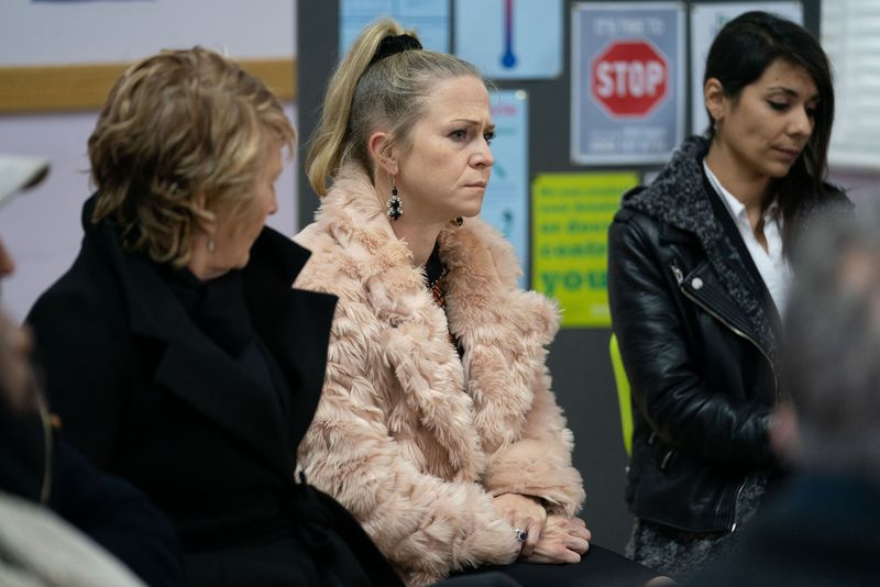 Linda Carter istub koos Shirley Carteriga EastEndersis