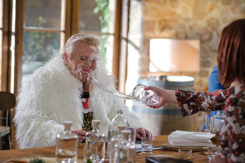 Kaimynai spoileriai, Vera Punt, Nicolette Stone