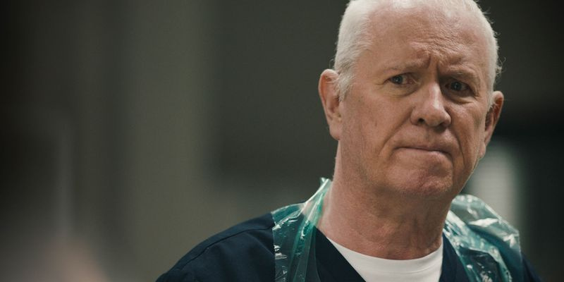 Den skadelidande trogen Charlie Fairhead blir skakad när hans identitet är stulen.