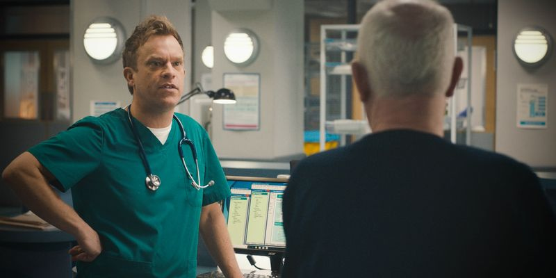 Dylan Keogh och Charlie Fairhead byter krigshistorier i Casualty