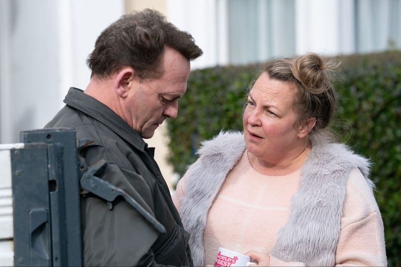Billijs Mičels un Kārena Teilore filmā EastEnders