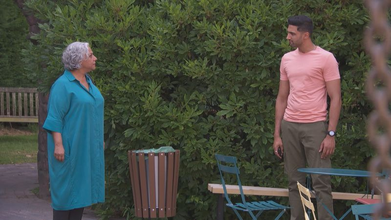 Misbah Maalik continue de mentir à Shaq Qureshi à Hollyoaks
