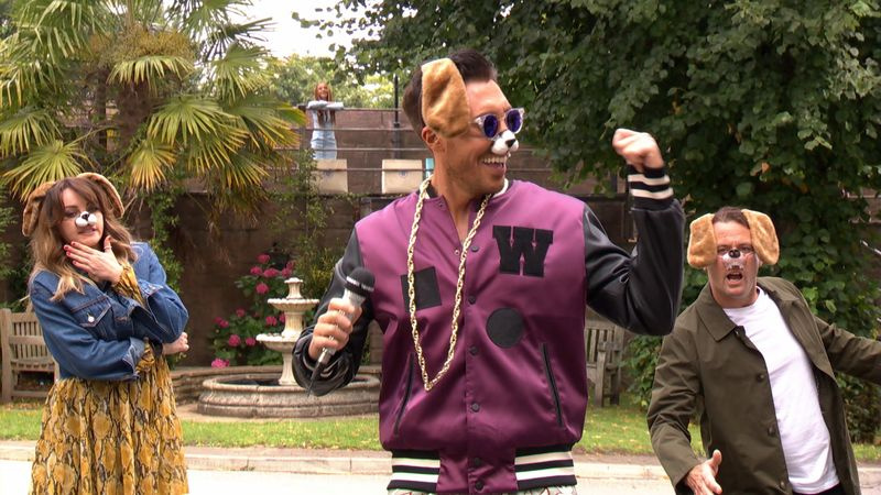 Scottas Drinkwellas kartu su Tony ir Becky kuria „The Dog in Hollyoaks“ verslą
