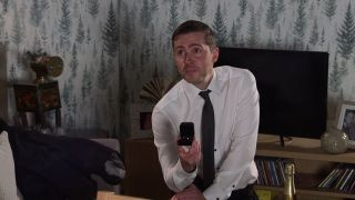 Todd Grimshaw pede Billy em casamento na Coronation Street.