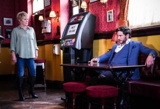 Grey Atkins har en åpenbaring for Shirley Carter i EastEnders