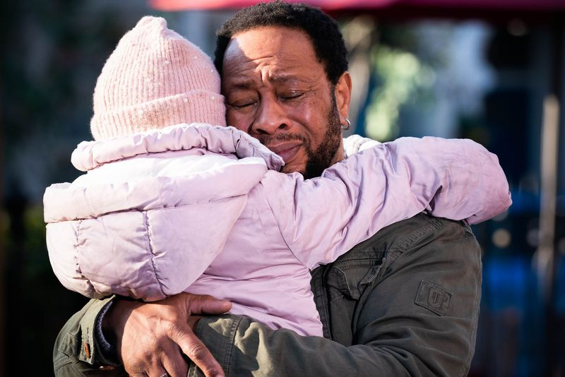 Mick si rompe quando vede Bailey in EastEnders
