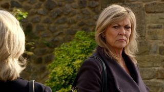 'Emmerdale' spoilerer bombeshell-nyheter for Kim ved Andreas minnesmerke ...