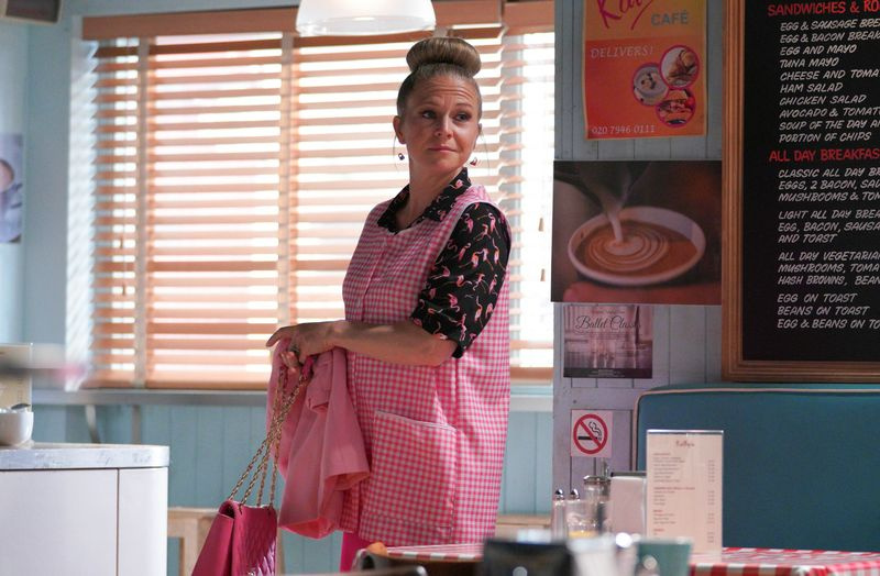 Linda inizia a lavorare nella lavanderia a EastEnders