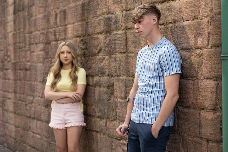 Peri Lomax parla con Sid Sumner a Hollyoaks