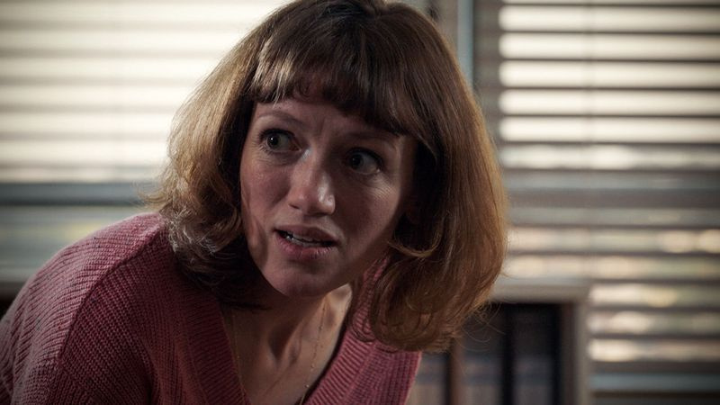 Lucy Briggs-Owen interpreta Amelia Ibrahimi em Holby City
