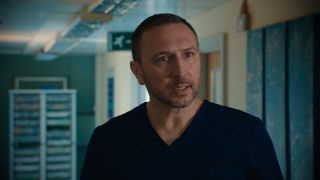 Holby City spoilerid: Fletch HITS Kian kui Evie kaduma läheb!
