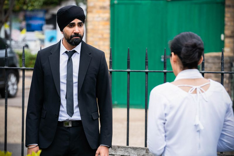 Kheerat Panesar vorbește cu Ash Panesar în EastEnders