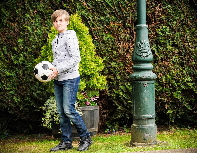 Tommy Moon joacă fotbal în EastEnders