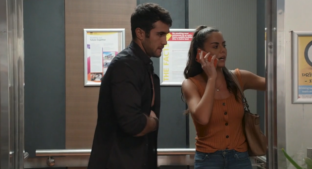 Doma in v gosteh, Mackenzie Booth, Tane Parata