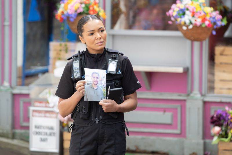 En politimann er på jakt i Hollyoaks