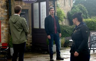 Emmerdale spoilers! Εκδίκηση… Ο Κάιν Ντινγκλ και η Μόιρα μπαίνουν στο Jamie's!