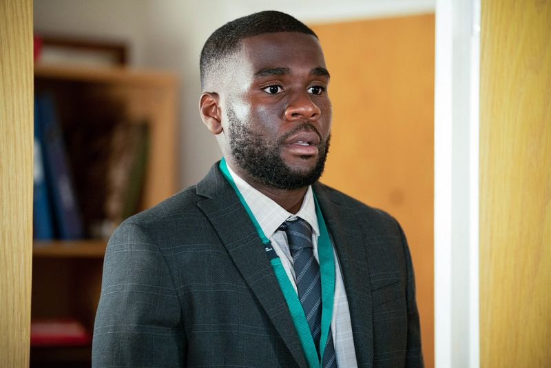Isaac je odločen, da Amy leži v EastEnders