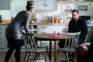 EastEndersin spoilerit: Linda Carter ryhtyy radikaaleihin toimiin pelastaakseen avioliittonsa!