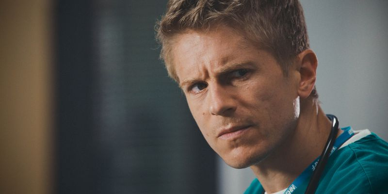 Stressis ja ärritunud Ethan püüab Casualty’s oma tundeid varjata