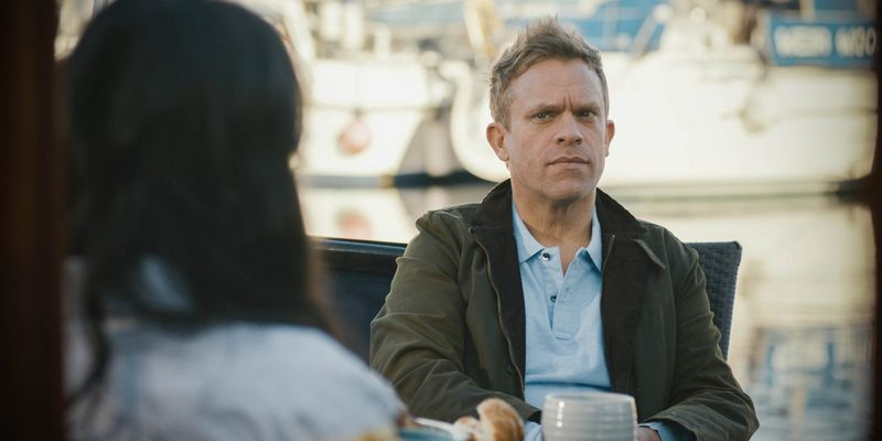 Dylan Keogh și Faith savurând micul dejun împreună în Casualty