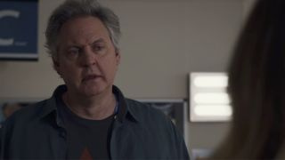 Σπόιλερ του Holby City: Η Σάσα ΠΡΟΤΕΙΝΕΙ στην Τζόντι!