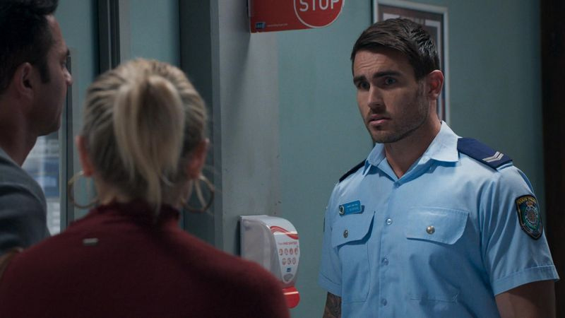 „Home and Away“ spoileriai, Cashas Newmanas, Ari Parata, Mia Anderson