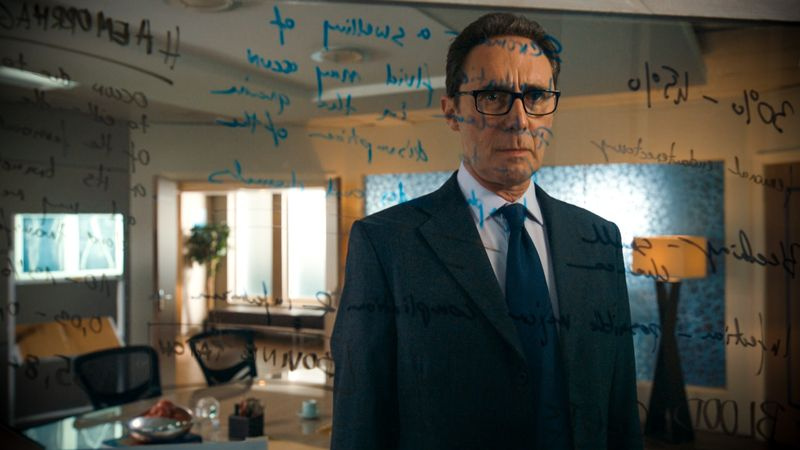 Guy Henry spielt Henrik Hanssen in „Holby City“.