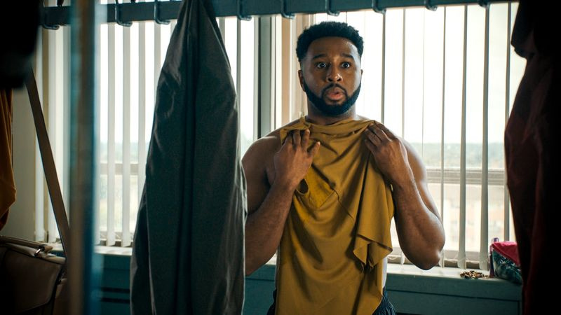 Trieve Blackwood-Cambridge spielt Josh Hudson in „Holby City“.