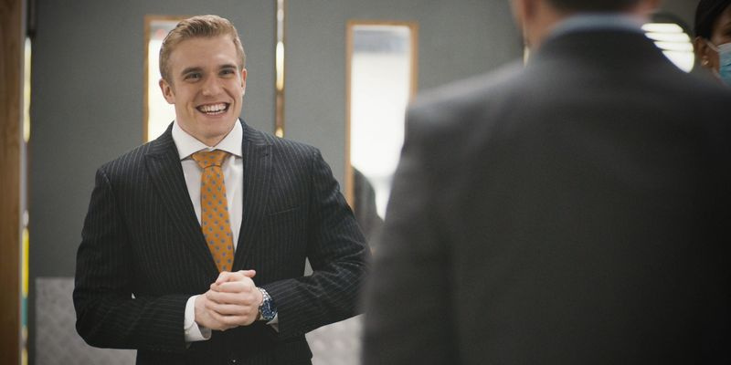 Hetk enne intervjuud avastab Leon ta