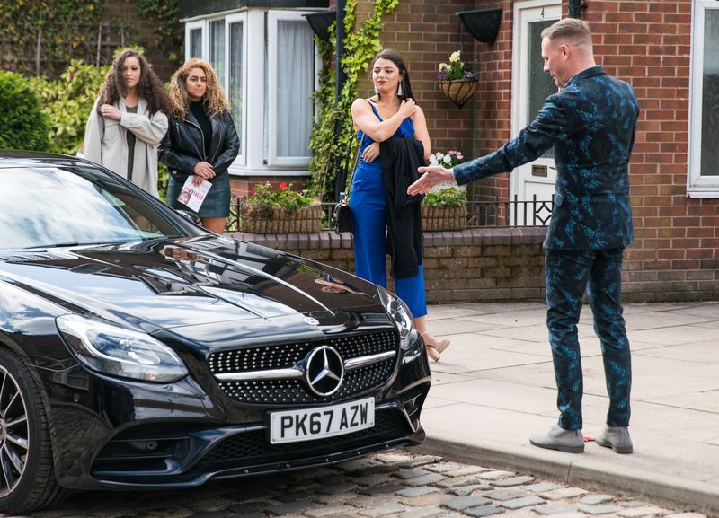 Spoilers pe Coronation Street Sean găzduiește un seminar pentru noii recruți Double Glammy.