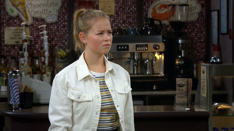 Mandy on innokas parisuhteeseen Vinnyn ja Livin kanssa Emmerdalessa