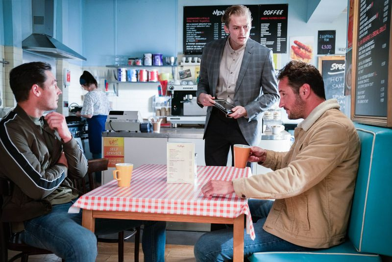 Martin Fowler si confronta con Peter Beale in EastEnders