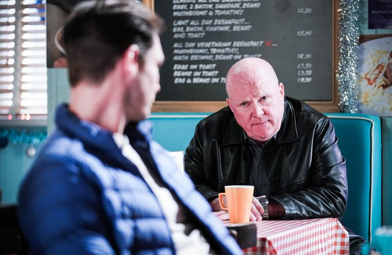 Philas Mitchellas kalbasi su Zacku Hudsonu „EastEnders“.