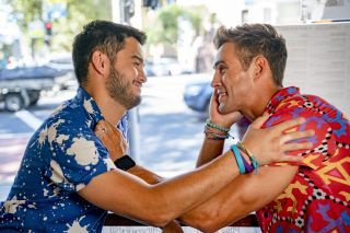 Spoilers de vizinhos: Diversão de Mardi Gras de David Tanaka e Aaron Brennan!