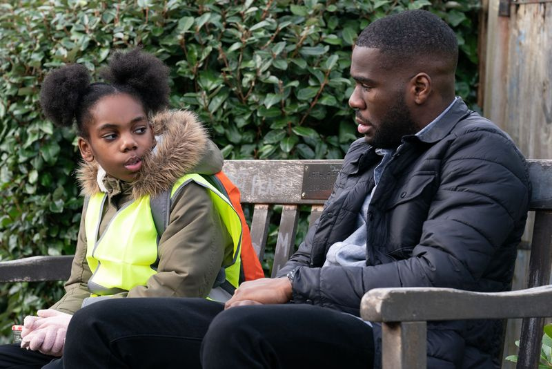 Bailey Baker berät Isaac Baptiste in EastEnders.
