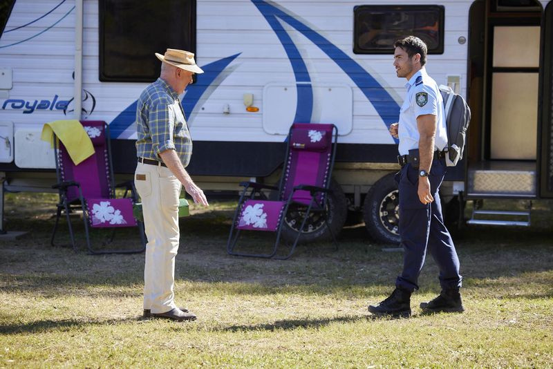 Hjemme- og bortespoilere, Alf Stewart, Cash Newman