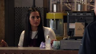 Spoilers de Coronation Street : Alya Nazir détruit le restaurant !