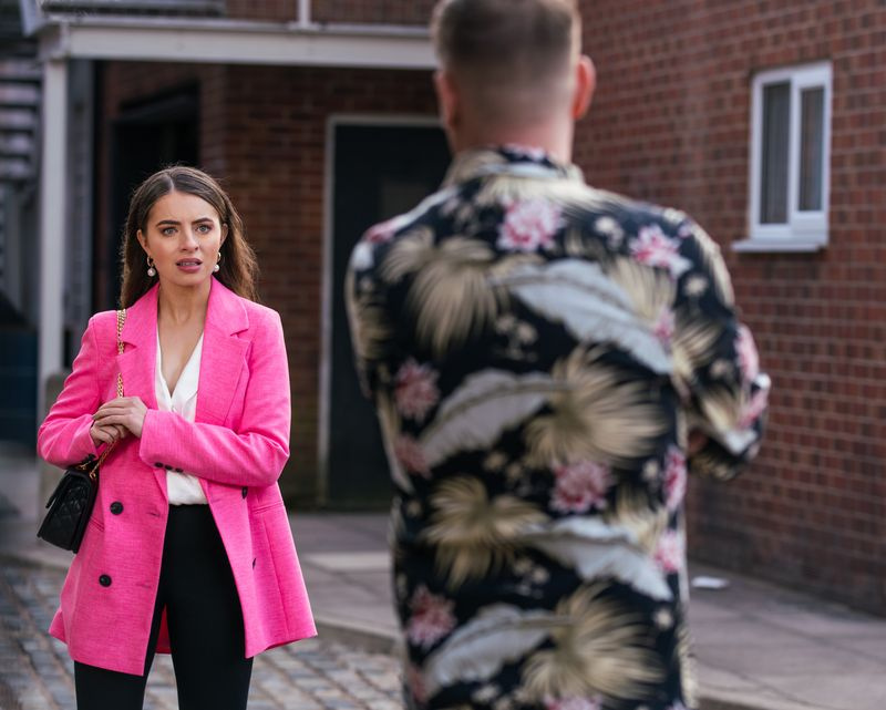 Coronation Street spoilers Daisy koopt de pub.