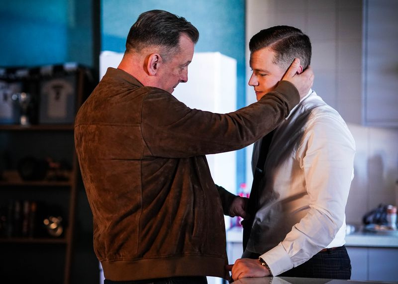 Harvey Monroe räägib EastEndersis Aaron Monroega