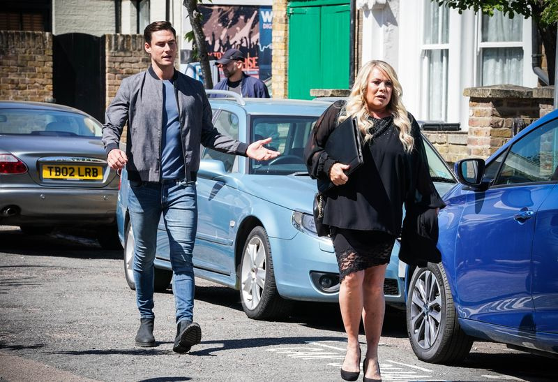 Zack Hudson pomaga Sharon Watts w EastEnders