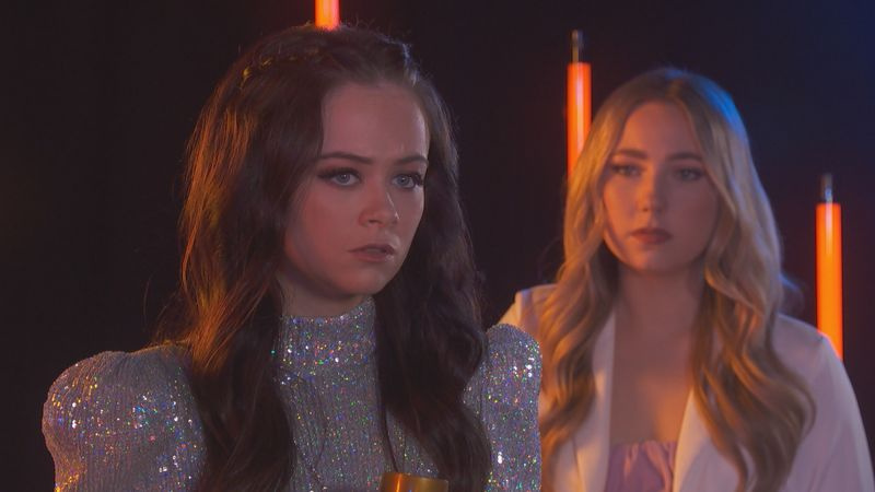 Juliet en Peri in Hollyoaks