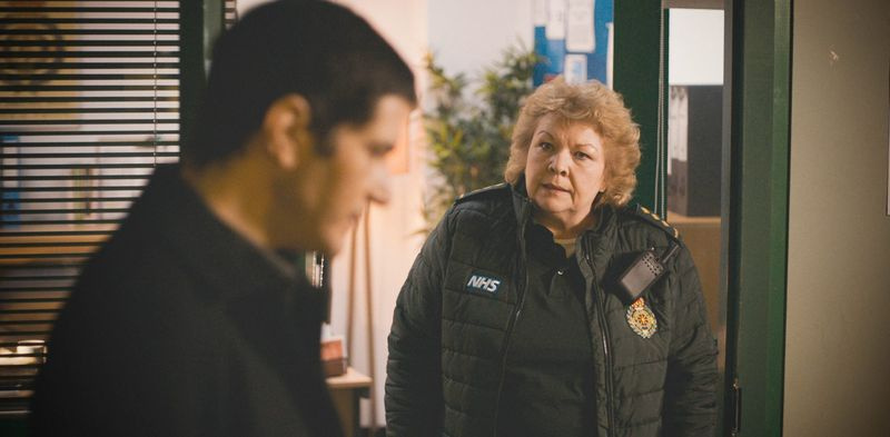 Ο Γιαν παρακαλεί τον Λεβ να ανοιχτεί στο Casualty