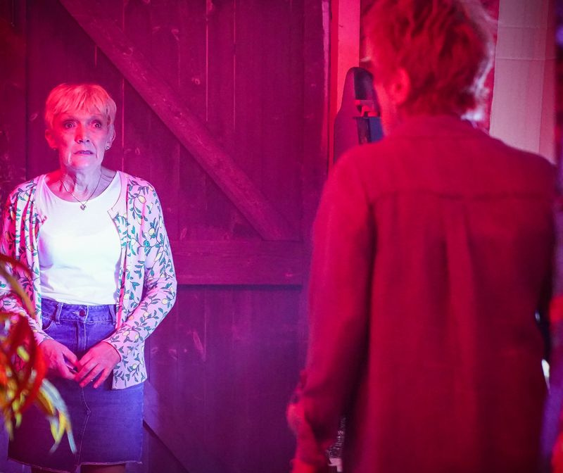 Ο Jean Slater προσκαλεί τη Shirley Carter στο άντρο των ναρκωτικών στο EastEnders