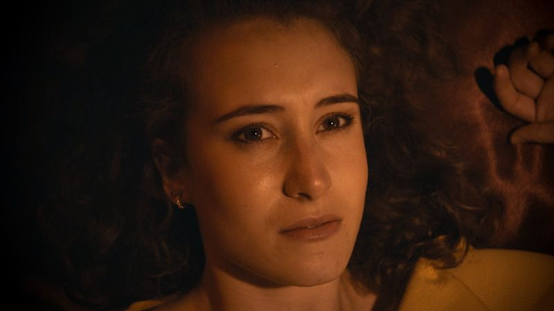 Phoebe French spelar Evie Fletcher i Holby